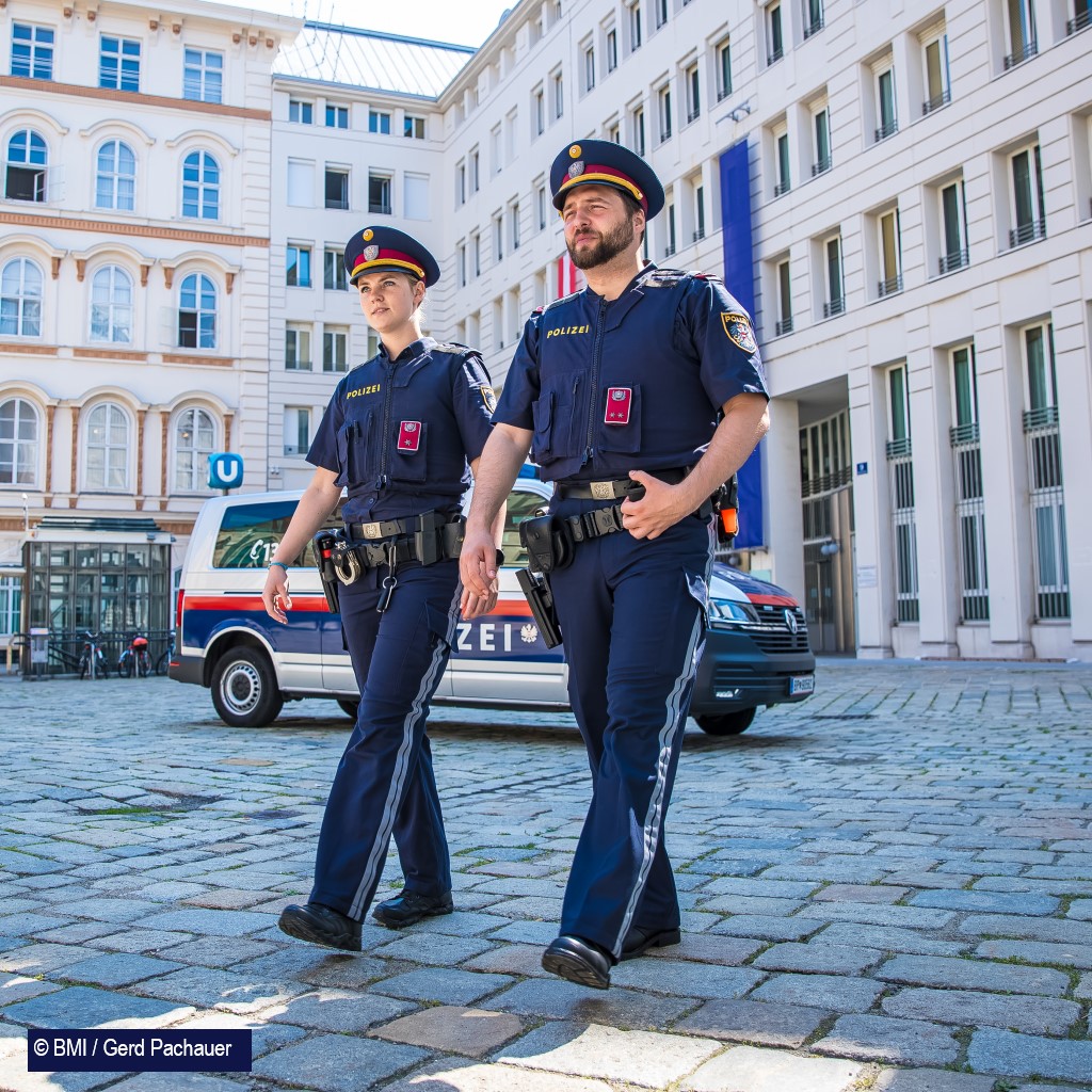 Foto 'Polizisten am Minoritenplatz' © BMI / Gerd Pachauer
